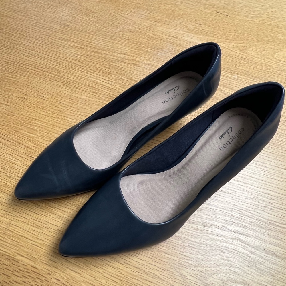 Clarks Black Pointed Toe Leather Flats 2sm inch hill